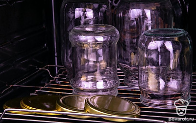 Простерилизуйте банки и крышки. Можно подержать их над паром, можно в течение 10 минут прогревать в духовке. После окончания процесса не вынимайте посуду из духового шкафа, чтобы она не мешала.