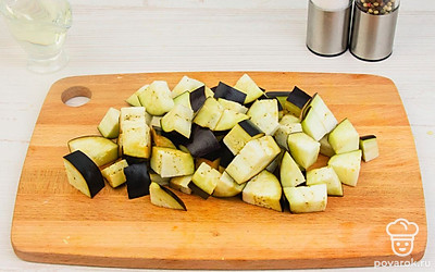Порежьте баклажаны на кусочки толщиной 1,5-2 см. Они должны быть не крупные, но и не мелкие, чтобы не превратились в кашу.