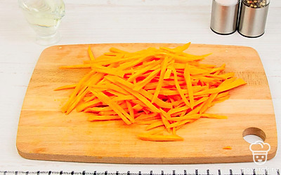 Морковь нарежьте тонкой соломкой - такая опция есть у кухонных комбайнов. Если его нет, можно натереть овощ в крупную терку.