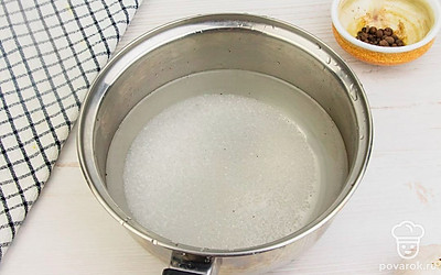 Приготовьте маринад: в кастрюле вскипятите воду, посолите ее, добавьте сахар и не снимайте с огня, пока сахар не растворится. Затем влейте уксус.
