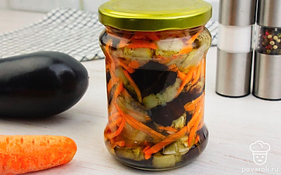 В стерильные банки плотно выложите овощи - слоями или в случайном порядке - и залейте маринадом. Затем банки с заготовками прикройте крышками, не закручивая, и поставьте в кастрюлю с кипящей водой на 15 минут. Чтобы банки не лопнули, на дно кастрюли можно положить подставку под горячее или постелить полотенце. Затем окончательно закройте крышками и оставьте, чтобы остывали.