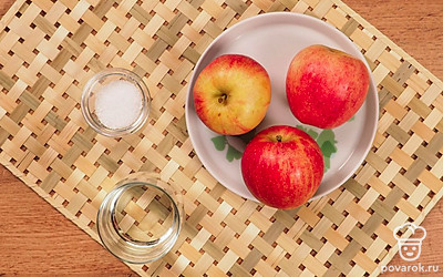 Подготовьте необходимую посуду. Помойте яблоки.