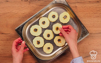 Почистите яблоки. Удалите у них сердцевину. Нарежьте плоды на тонкие кусочки. Опустите в холодную воду с лимонной кислотой, чтобы яблоки впоследствии не почернели. Через 10 минут достаньте и тщательно обсушите бумажными полотенцами. Выложите кусочки яблок в один слой на противень. Поставьте в разогретую до 80 ˚C духовку. Через 30 минут убавьте температуру до 50 ˚C и сушите в духовке еще 4 часа.