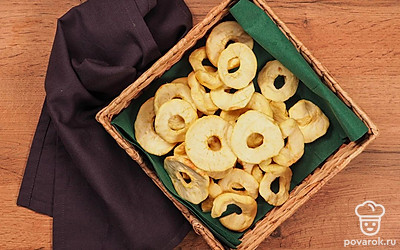 Сушеные яблоки можно использовать как закуску. Яблочные слайсы любят дети. Поставьте вазочку с сушеными яблоками на стол.