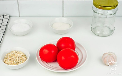 Хорошенько помойте помидоры. Заранее подготовьте банки для закуски, тщательно помойте их.