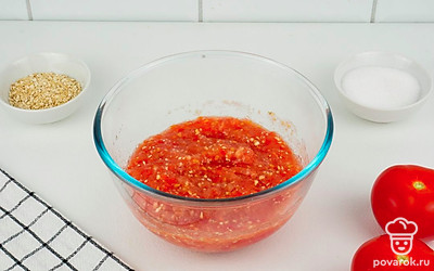 Прокрутите через мясорубку помидоры и чеснок. Добавьте к получившейся смеси сушеный хрен, соль, сахар и по желанию черный молотый перец.