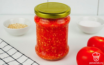Тщательно перемешайте все ингредиенты закуски. Разложите готовую закуску по банкам, закройте крышками и отправьте на хранение в холодильник или холодный погреб, чтобы избежать появления плесени или закисания.