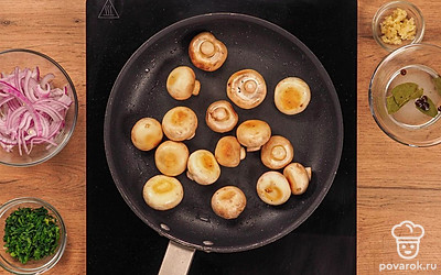 Обжарьте грибы. Разогрейте сухую сковороду и обжарьте на ней грибы примерно в течение 7-10 минут, чтобы лишняя жидкость испарилась.