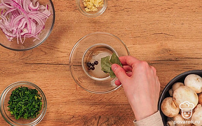 Приготовьте маринад. Для этого смешайте вместе уксус, масло, добавьте лавровый лист, перец горошком, сахар и посолите.