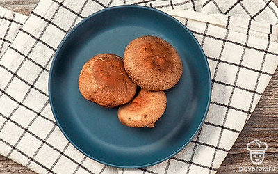 Подготовьте продукты, необходимое вам количество грибов шиитаке очистите от грязи сухой щеточкой, разогрейте духовку до 60 ˚C. Достаньте пергаментную бумагу.