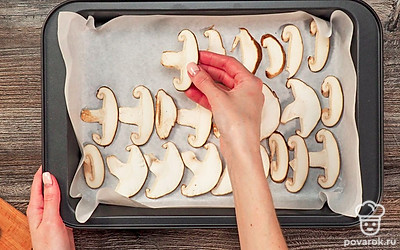 Засушите грибы. Нарежьте очищенные шиитаке тонкими слайсами. Застелите противень пергаментной бумагой, выложите на него грибы. Поставьте в духовку на 60 минут.