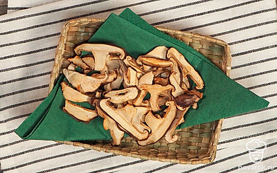 Готовые шиитаке переложите в контейнер или мешочек. Храните их в прохладном и темном месте.