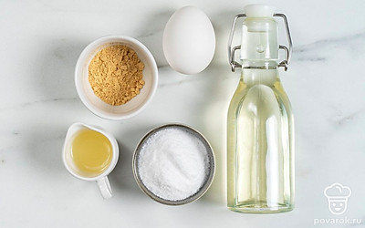 Хорошо промойте и протрите бумажными полотенцем яйцо. Подготовьте погружной блендер, емкость для взбивания и стеклянную емкость для хранения майонеза.