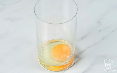 Разбейте куриное яйцо в стакан для блендера.