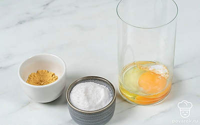 Всыпьте к яйцу горчичный порошок и соль.