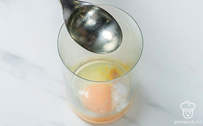 Влейте к ингредиентам 3 ст.л. растительного масла.