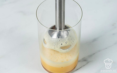 Взбейте все ингредиенты на средней мощности до образования однородной массы.