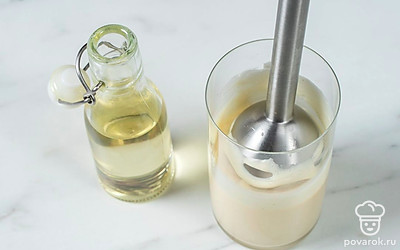 Убавьте мощность блендера и, продолжая взбивать, влейте в смесь оставшееся растительное масло.