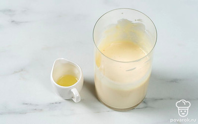 Влейте лимонный сок в получившуюся смесь. Еще раз взбейте майонез, чтобы он стал более однородным.