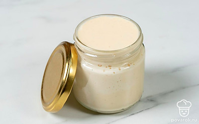 Перелейте майонез в подготовленную емкость для хранения и плотно закройте крышкой. Уберите соус в холодильник на 15-20 минут, чтобы он настоялся.