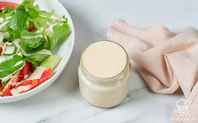 Подайте майонез в качестве соуса к основному блюду или заправьте им салат.