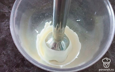 Поместить все ингредиенты в чашу блендера. Погружной блендер поставить на дно чаши, зафиксировать желток и включить на максимальной скорости. После того как все ингредиенты смешались и масса загустела, медленно поднять вверх. Поднимать и опускать блендер, таким образом довести майонез до желаемой консистенции (40 секунд-1 минута).