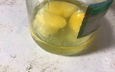 В емкость объемом 1 л вбиваем 3 яйца.