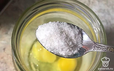 К яйцам добавляем 1 чайную ложку соли.