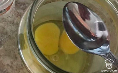 Вливаем 2 чайные ложки уксуса 9%.