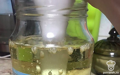 Начиная снизу и медленно поднимаясь вверх, взбиваем все блендером до однородной белой массы.