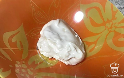 Подавайте порционно, выложив майонезную массу в красивую пиалу.