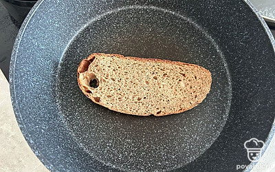 Хлеб обжарьте на сухой сковородке, по 2 минуты с каждой стороны.