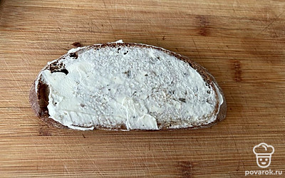 Смажьте хлеб творожным сыром.