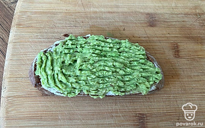 Авокадо переложите в миску. Разомните вилкой до пюреобразного состояния. Слегка посолите и добавьте по вкусу сок лайма. Намажьте на хлеб.