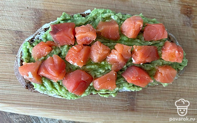 Форель нарежьте кубиком, выложите на авокадо. Сбрызните оливковым маслом.