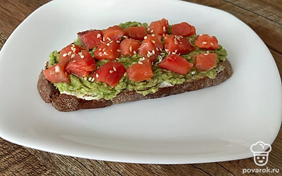 Сверху посыпьте кунжутом.