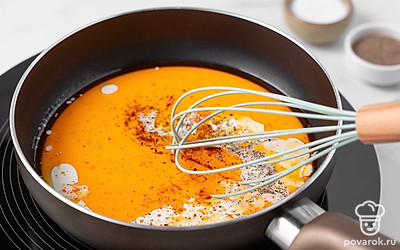 Налейте сливки в остатки жира с маслом на сковороде, всыпьте в них соль и черный перец. Доведите сливки до кипения, постоянно помешивая, и снимите сковороду с огня.