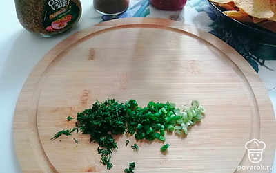 Мелко нарежьте зелень.