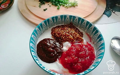 Аджику, горчицу и хренодер добавьте в сметану, перемешайте.