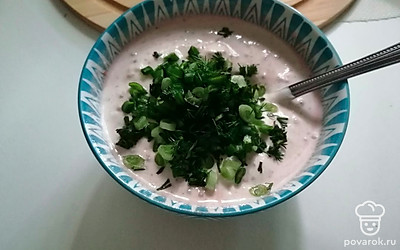 Добавьте в соус зелень, перемешайте.