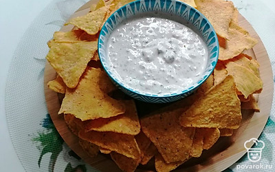 Соус для кукурузных чипсов готов. Макайте чипсы в соус и наслаждайтесь вкусом!
