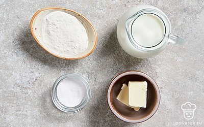 Достаньте из холодильника молоко и сливочное масло, дайте ему согреться при комнатной температуре до полного размягчения. Просейте муку через мелкое сито. Подготовьте сковороду с высокими бортиками или сотейник, а также соусник.