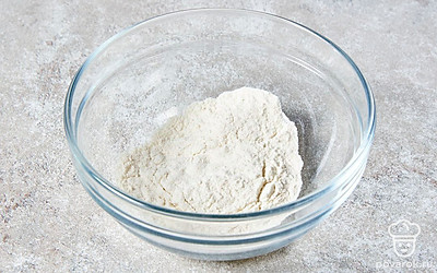 Снимите сковороду с огня, пересыпьте муку в миску и дайте ей остыть до комнатной температуры.