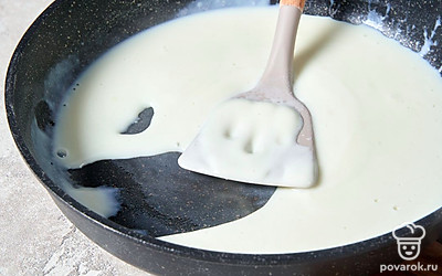 Постоянно помешивая соус и растирая оставшиеся комочки, доведите его до кипения. Затем уменьшите огонь на минимум и уваривайте соус в течение 4-5 минут, пока он не начнет густеть.