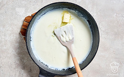 Положите в соус размягченное масло и дайте ему полностью растаять, продолжая помешивать. Дождитесь первых признаков кипения и снимите сковороду с огня.