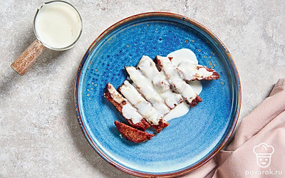 Перелейте молочный соус в красивый соусник и подайте его к курице, мясу или пасте. 