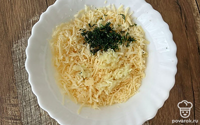 Сыр и чеснок натрите на мелкой терке, зелень мелко нарежьте. Переложите все в миску.