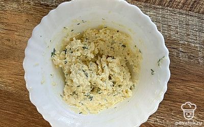 Заправьте майонезом.