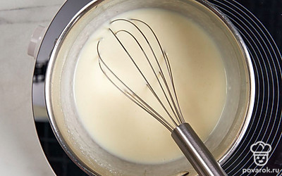 Влейте молоко в сотейник в 3 подхода, каждый раз тщательно перемешивая соус до однородной консистенции. После этого уберите сотейник с плиты.