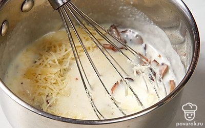 Натрите сыр. Добавьте его в соус вместе с шампиньонами, солью и щепоткой мускатного ореха. Перемешайте. 